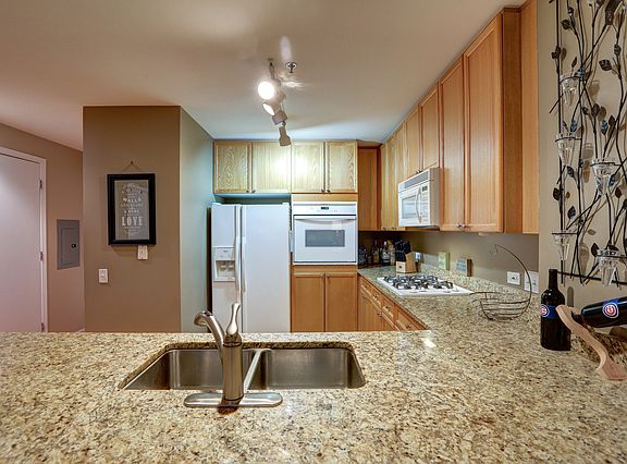 5th image of 1515 S Prairie Ave Unit 1018