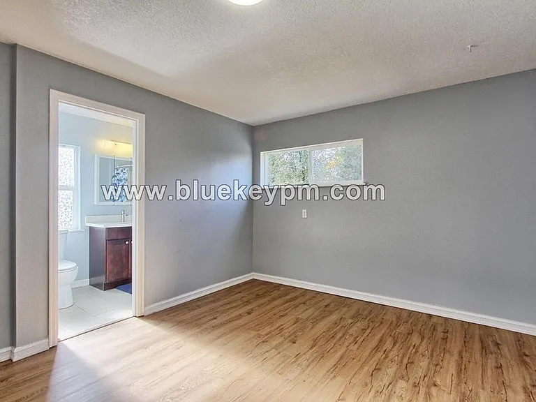 12220 SE Mill St — Photo 8