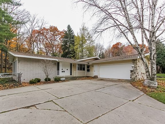 4th image of 2020 Blueberry Dr NW