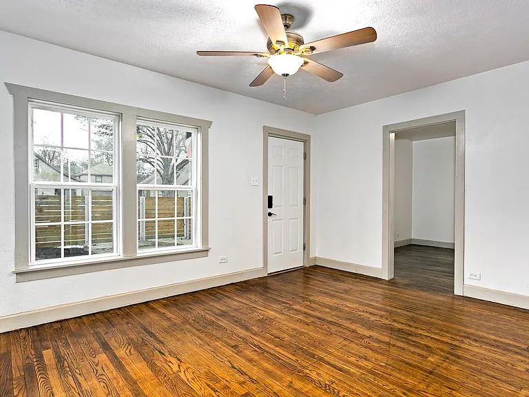 2310 Gladstone Dr — Photo 5