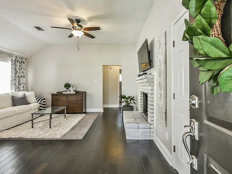 1118 Chelsea Ln — Photo 2
