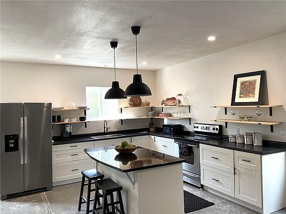 2nd image of 25 Silver Ln
