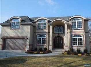 632 Sayre Ln, Paramus, NJ 07652