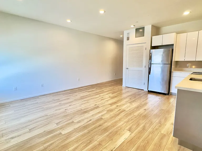 Echo Designer Loft Apartments — Photo 38