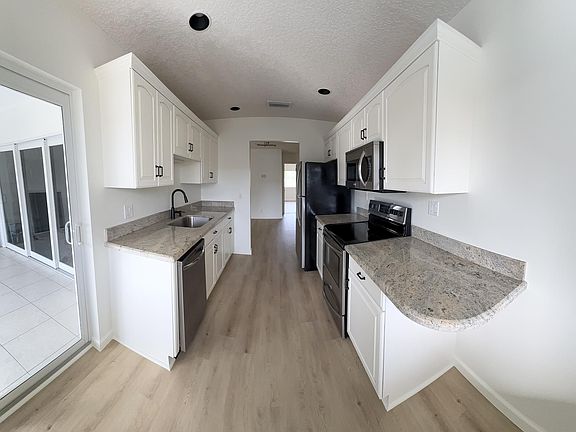 4th image of 1110 Bel Air Dr