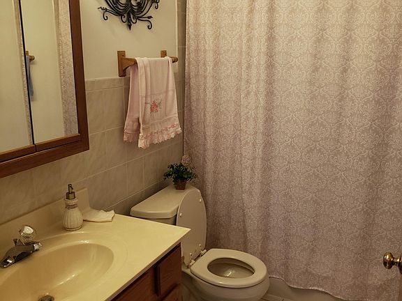 5th image of 317 Dee Ct APT A