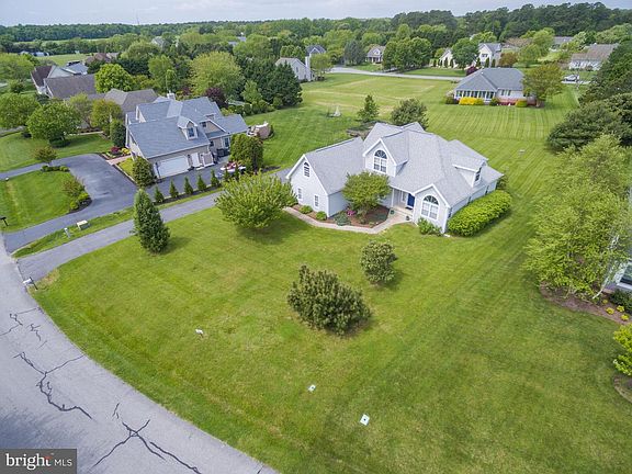 3rd image of 151 Glade Cir W