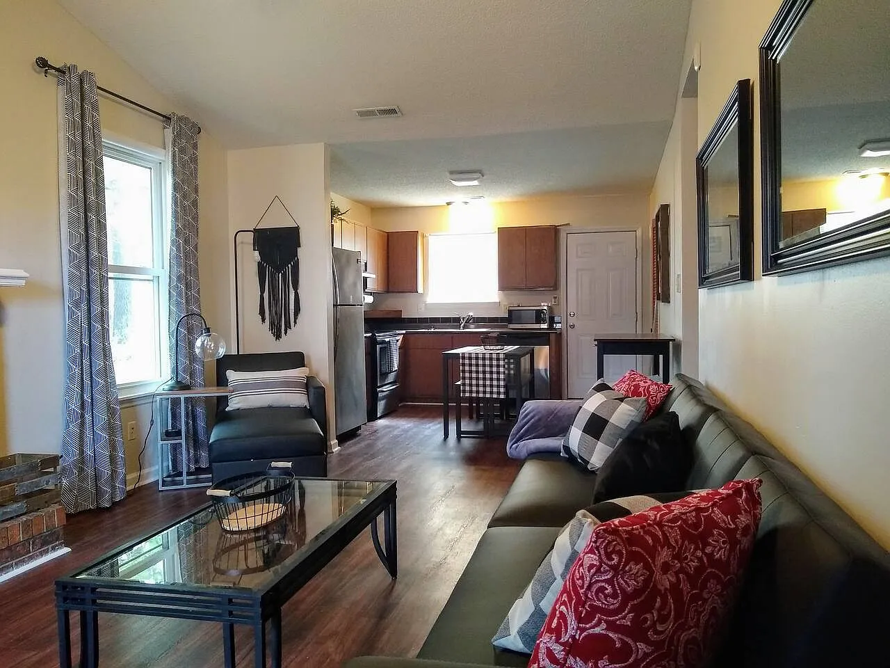 2 bed, 877 sqft, $1,200 — Photo 2