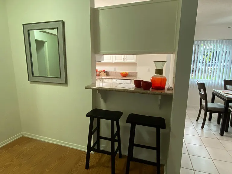 Topanga Apartments — Photo 17