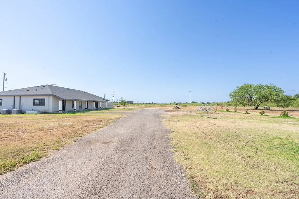 2 bed, 1.0 bath, 800 sqft, $1,200 — Photo 2