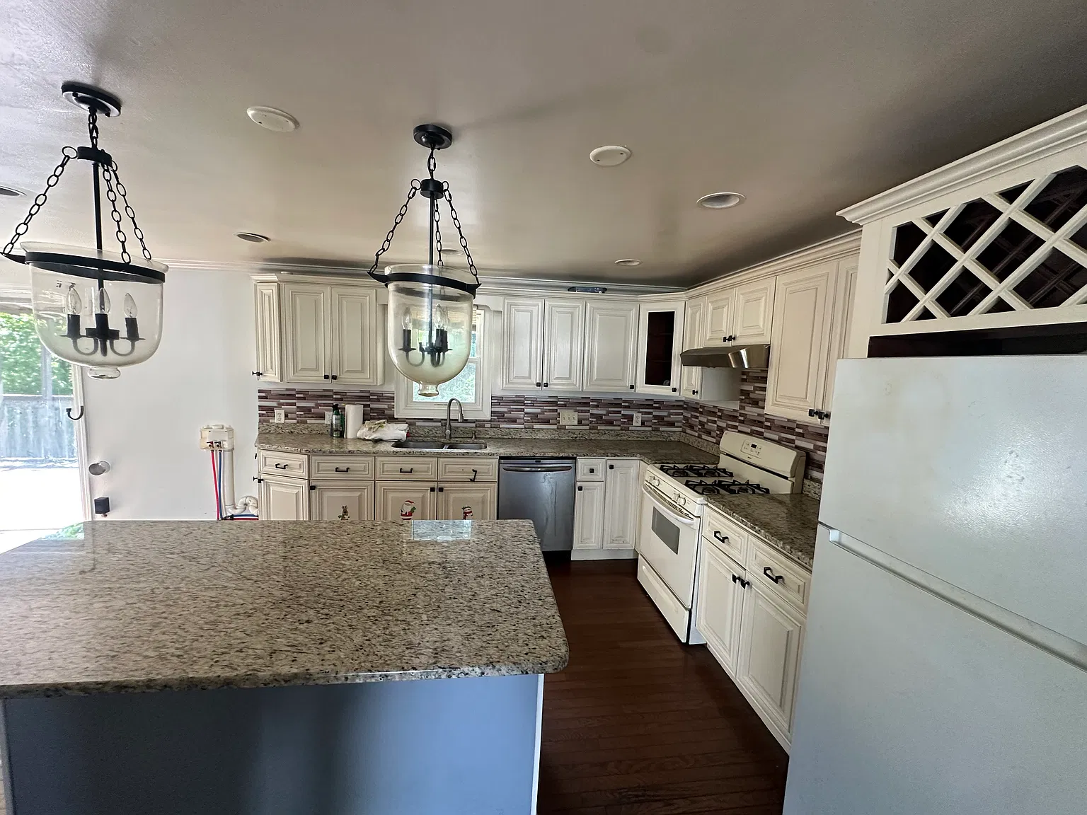4 bed, $3,200 — Photo 2