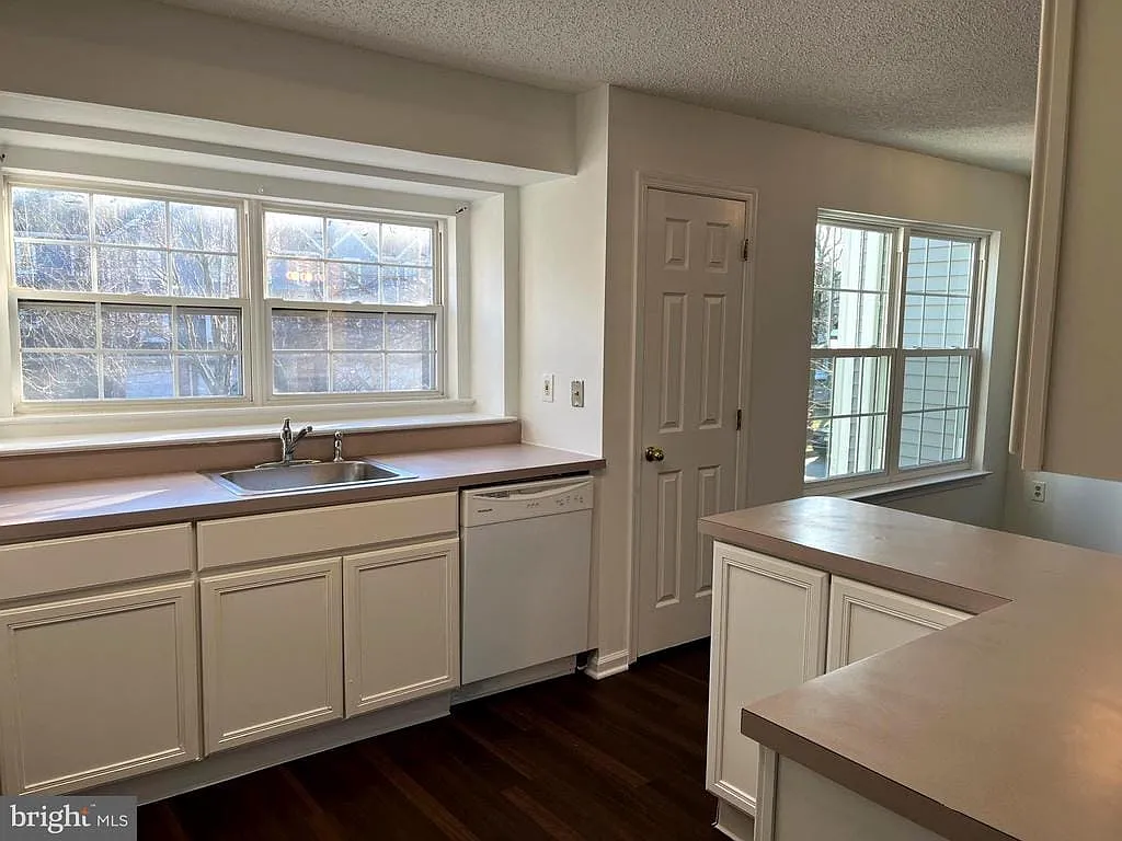 2 bed, 2.5 bath, 1587 sqft, $3,100 — Photo 4