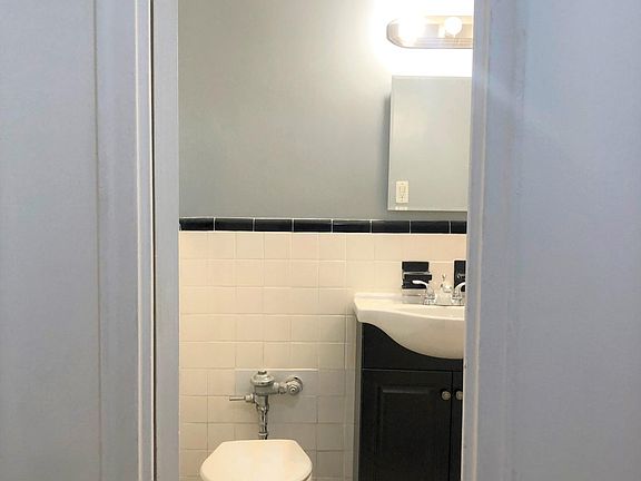 4th image of 44 Parkway N