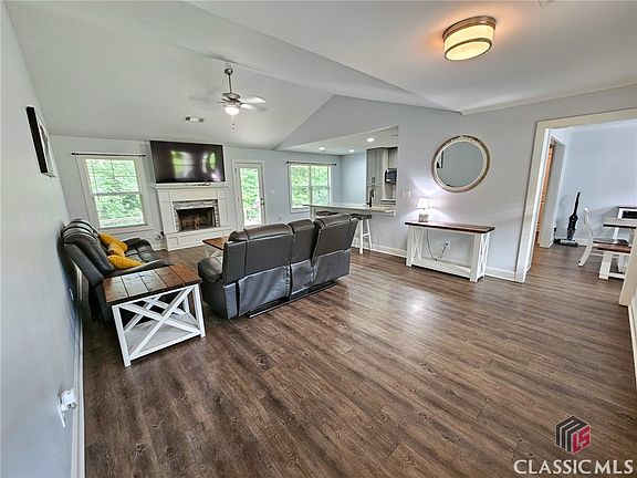 5th image of 1090 Oak Hill Lane