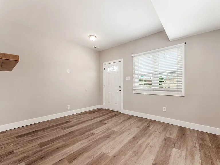 949 E Long St — Photo 6