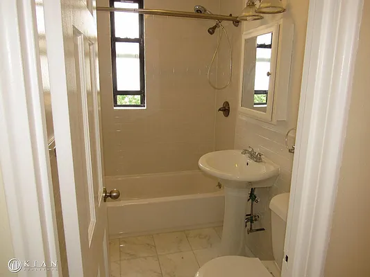 Rented by Kian Realty | media 27