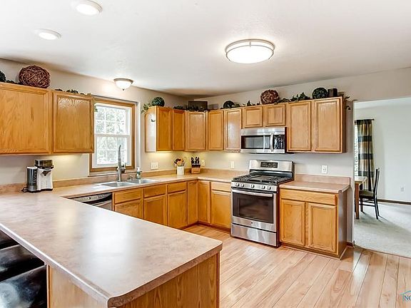 3rd image of 1409 Finch Dr