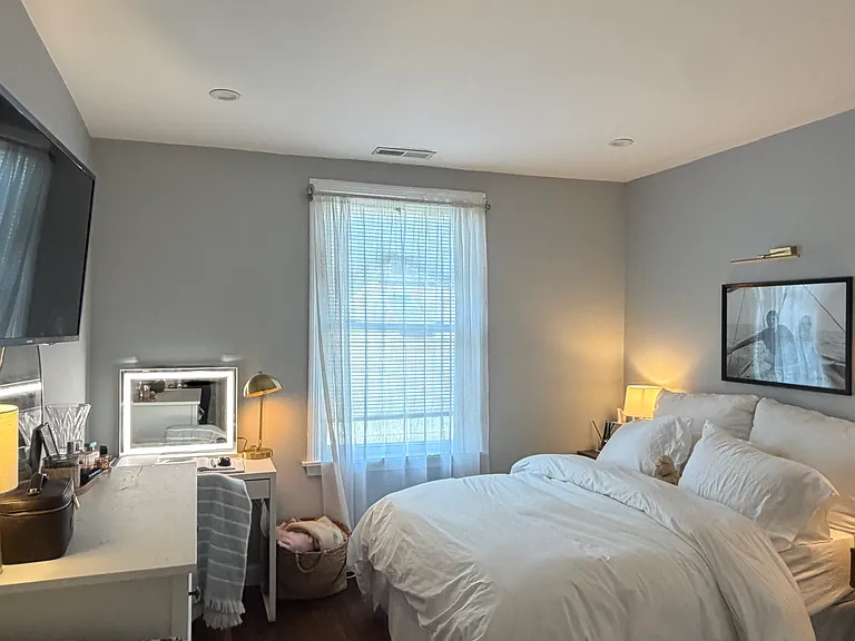 562 E 7th St #2 — Photo 9