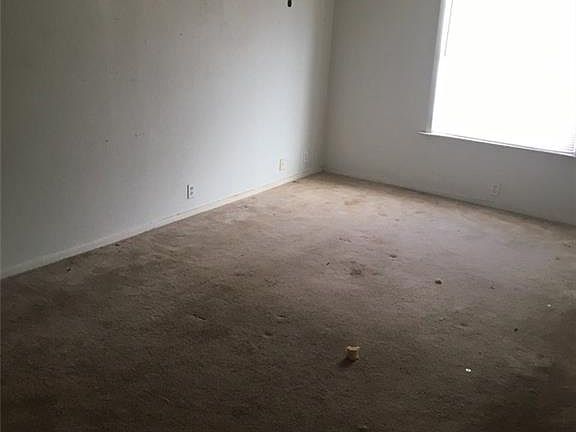 4th image of 820 Crockett St