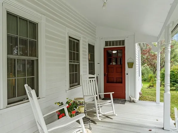 84 Maple St, Oakham, MA 01068