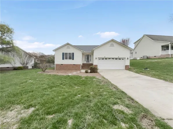 596 Colleen Dr, Thomasville, NC 27360