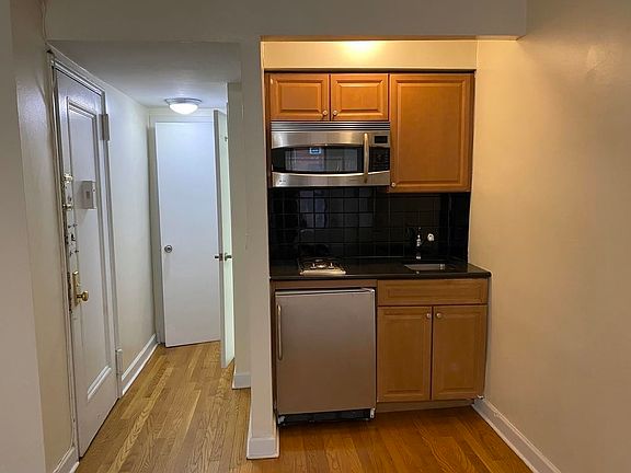 4th image of 325 E 54th St APT 2B