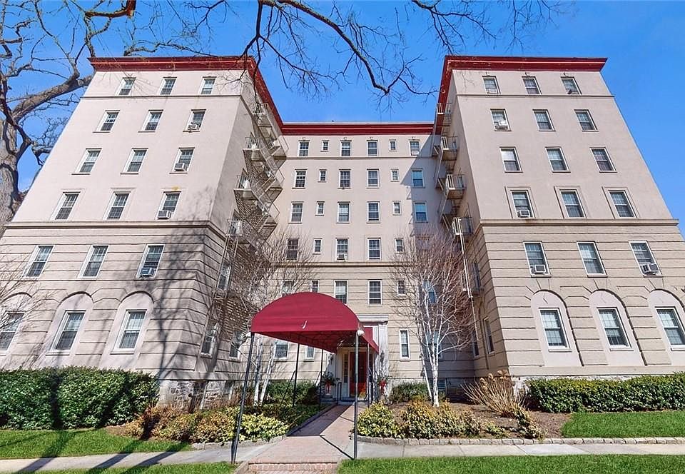 1st image of 1 Park Lane #2A