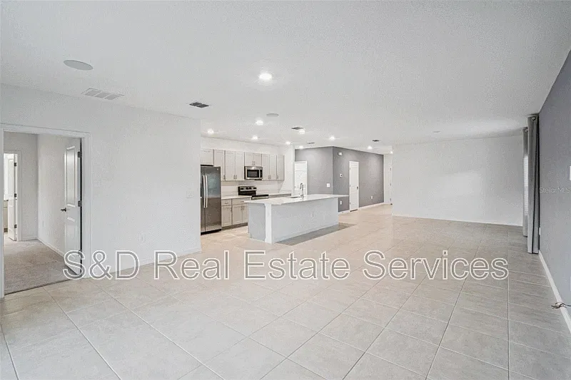 3 bed, 2.0 bath, 2322 sqft, $1,960 — Photo 3