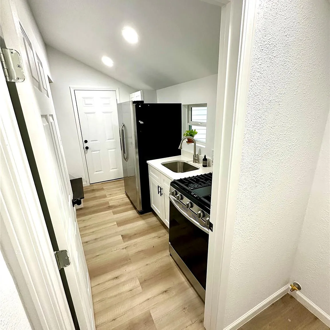 2 bed, 1.0 bath, 770 sqft, $1,400 — Photo 4