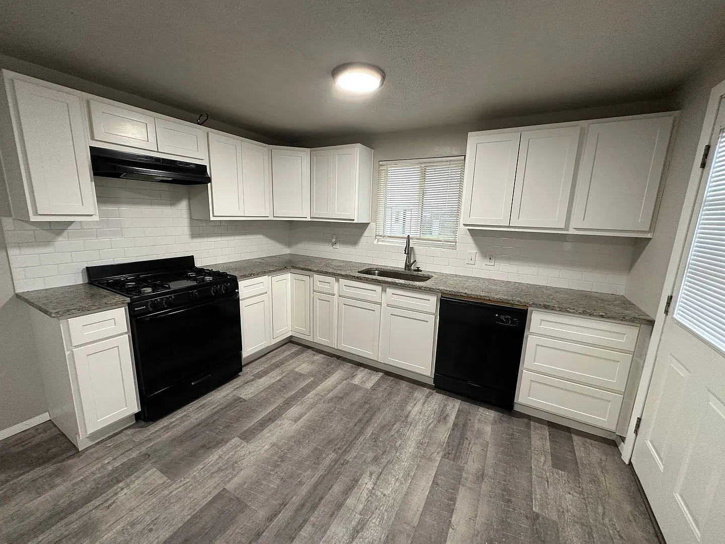 4 Bed 1 Bath Available NOW!! Near 59th and Western! — Photo 4