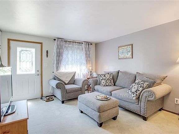 3rd image of 811 Cedarwood Dr