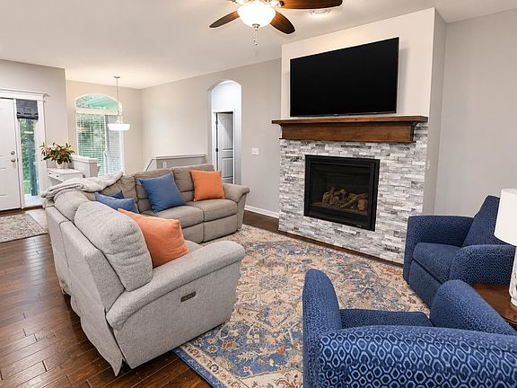 3rd image of 2030 N Walnut Creek Dr