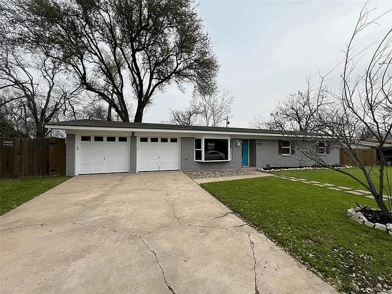 808 Salem Ln — Photo 2