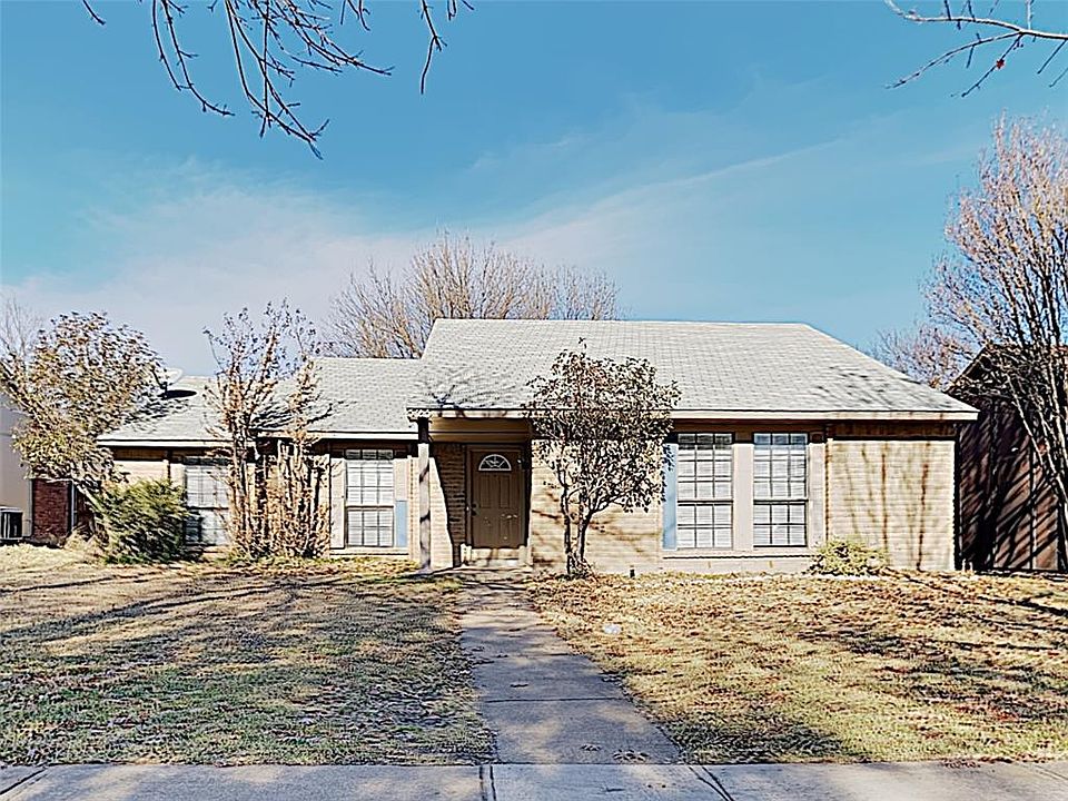 1st image of 523 English Oak St