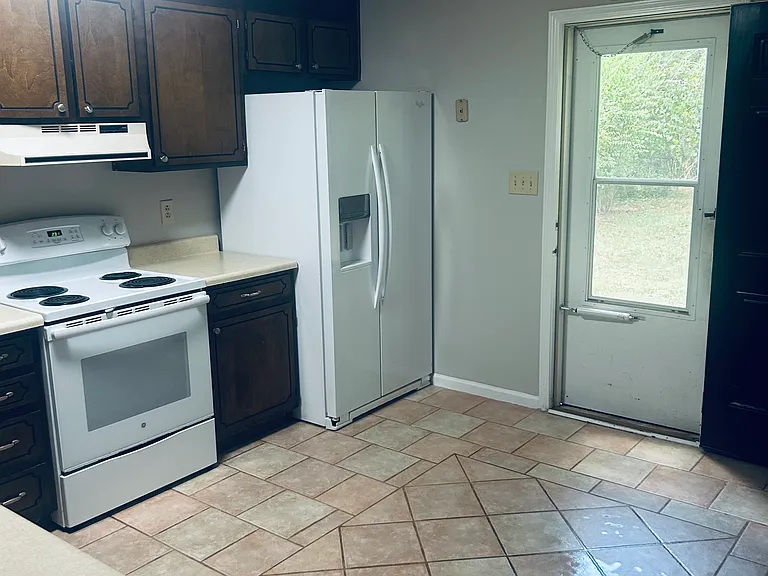 1418 Sharon Dr — Photo 3