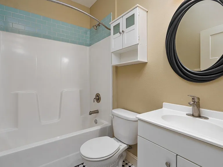 1040 E Walnut St #D — Photo 8