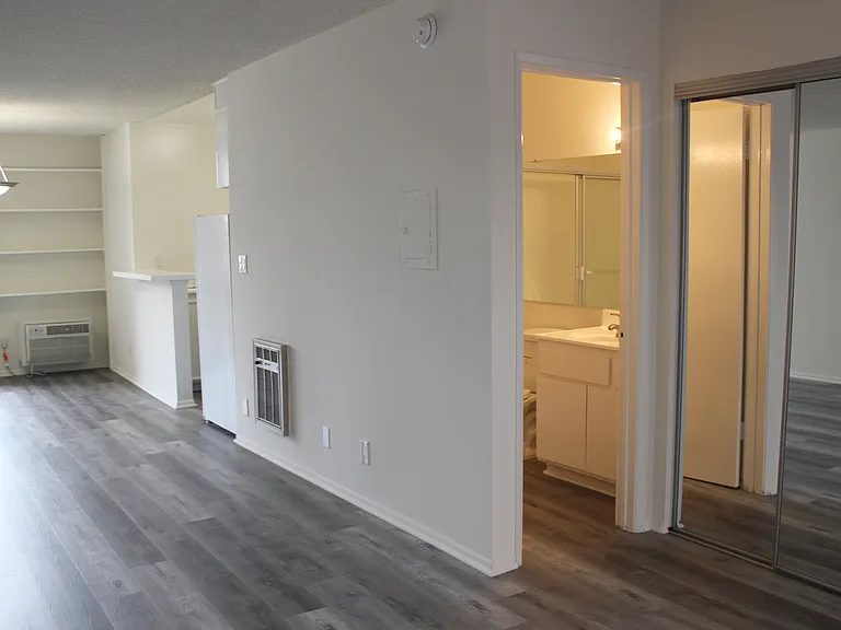 Barry Apartments — Photo 16