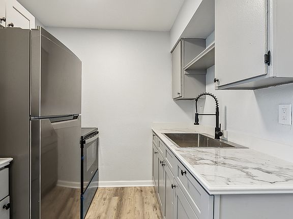 4th image of 938 Brown Ave