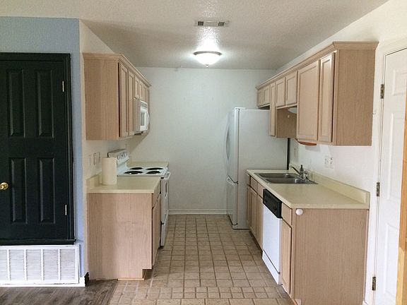3rd image of 140 Oak Leaf Dr