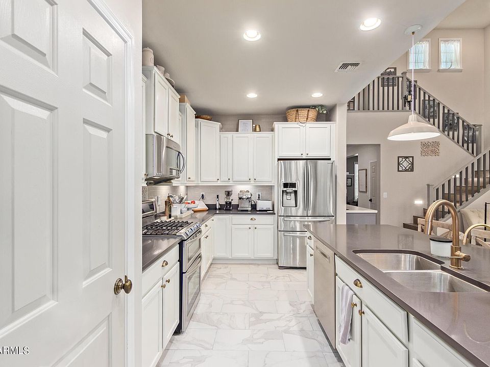 2nd image of 160 W Wisteria Pl