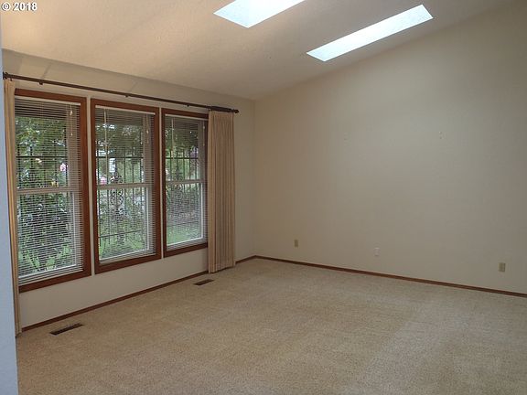 4th image of 2104 SE Park Crest Ave