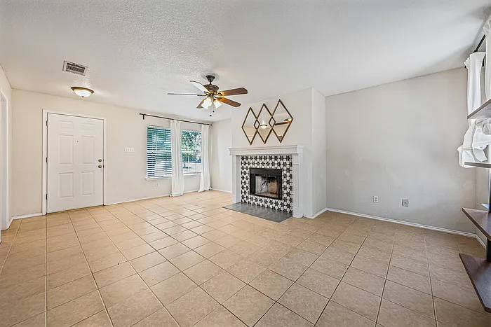 3 bed, 3.0 bath, 1850 sqft, $2,095 — Photo 2