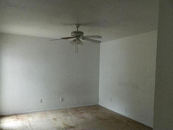 4th image of 2606 Village Circle Dr