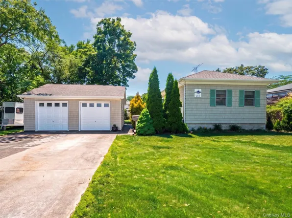 215 S 16th Street, Lindenhurst, NY 11757
