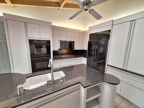 4th image of 2116 Crystal Dr
