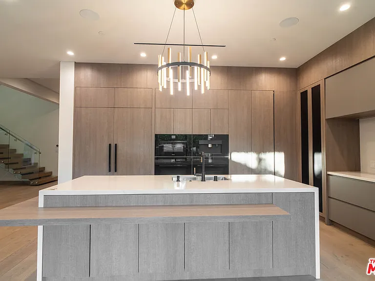 829 N Ogden Dr — Photo 4