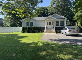 75 Gates Ave, Central Islip, NY 11722