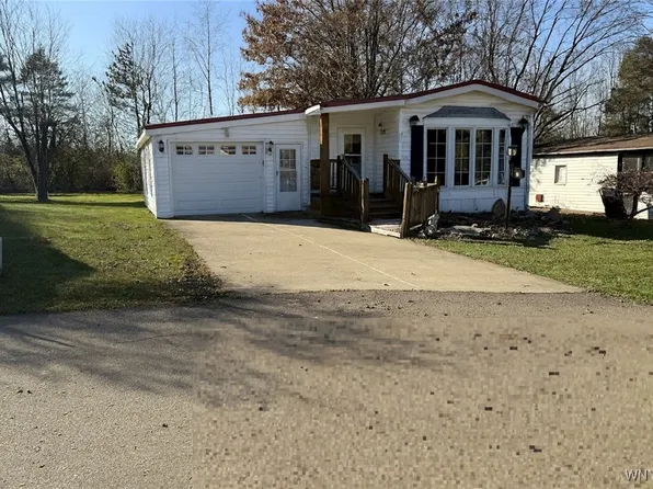 16 W Canyon Dr, Hamburg, NY 14075