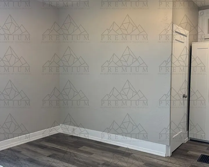 214 E 7th Pl — Photo 1
