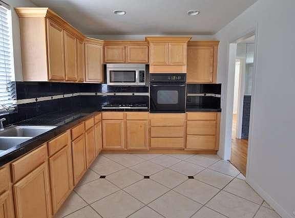 3rd image of 5055 North St